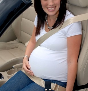 Le cinture si devono tenere allacciate anche in gravidanza!