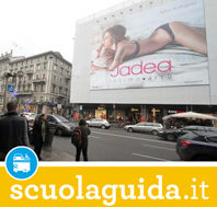 MILANO - Via il sexy poster di Belen Rodriguez da Corso Buenos Aires!