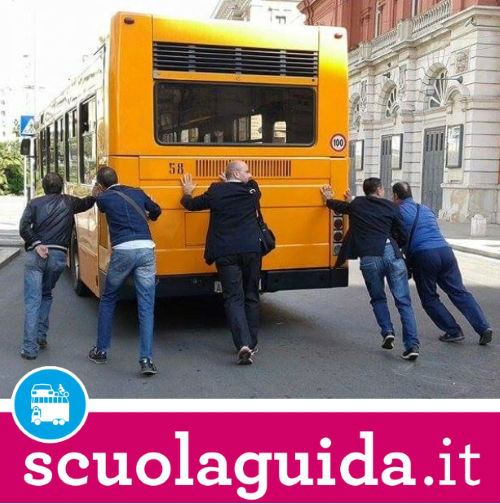 A Bari l'autobus col motore rotto viene parcheggiato a spinta dai cittadini!