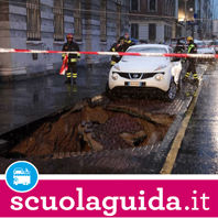 Una buca nel centro di Milano inghiotte un SUV intero!