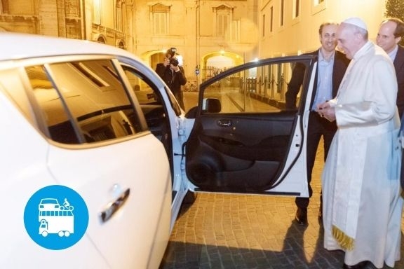 Anche Papa Francesco si converte all'auto elettrica!