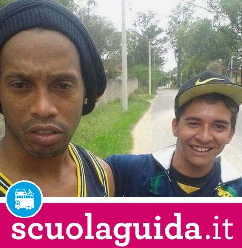 Ronaldinho dopo l'incidente col SUV si fa un selfie col tifoso!