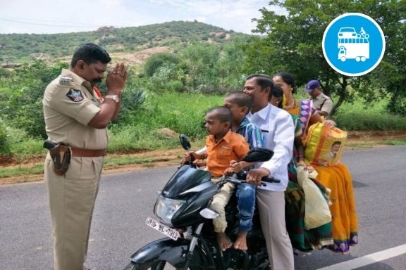 Poliziotto indiano prega dopo averne visti 5 sulla stessa moto
