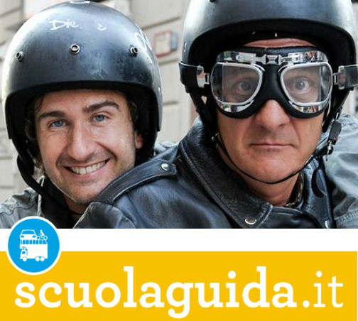 Incidente di moto senza conseguenze per Claudio Bisio in centro a Milano!