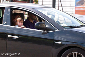 La metà dei genitori italiani non usa il seggiolino per i figli in auto
