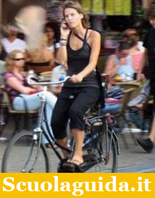 Multa di 200 euro se vi fermano a parlare al cellulare in bici!