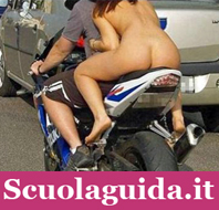 Donna tutta nuda in moto: multata perché senza casco!
